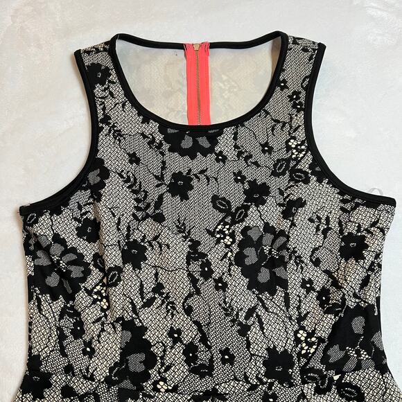 Women's Sleeveless Scoop Neck Floral Print Fit & Flare Scuba Mini Dress Size Med - Picture 3 of 6